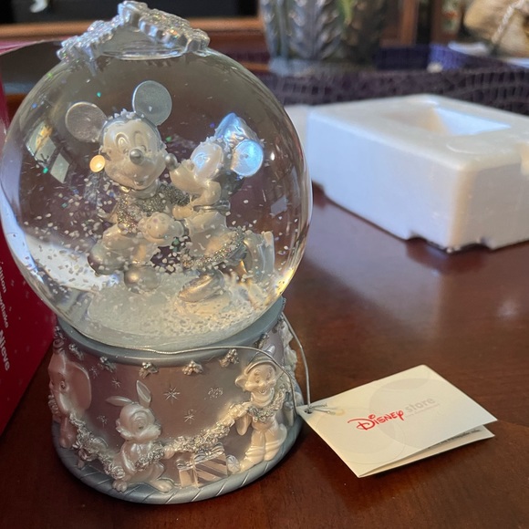 Disney Vintage Mickey & Minnie 2002 Collectible Snowflake Skating Snow Globe - Picture 12 of 16